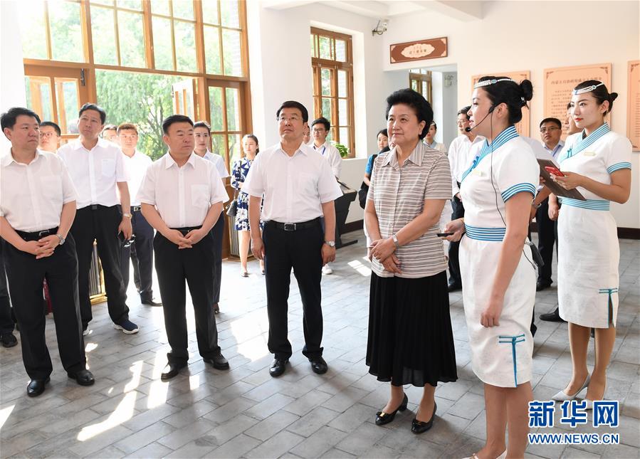 6月25日，全國(guó)民族團(tuán)結(jié)進(jìn)步創(chuàng)建經(jīng)驗(yàn)交流現(xiàn)場(chǎng)會(huì)在內(nèi)蒙古興安盟召開，中共中央政治局委員、國(guó)務(wù)院副總理劉延?xùn)|出席會(huì)議并講話。在內(nèi)蒙古期間，劉延?xùn)|考察內(nèi)蒙古人民代表會(huì)議舊址即“五一會(huì)址”，深入社區(qū)看望各族干部群眾。這是劉延?xùn)|考察“五一會(huì)址”。新華社記者 陳曄華 攝