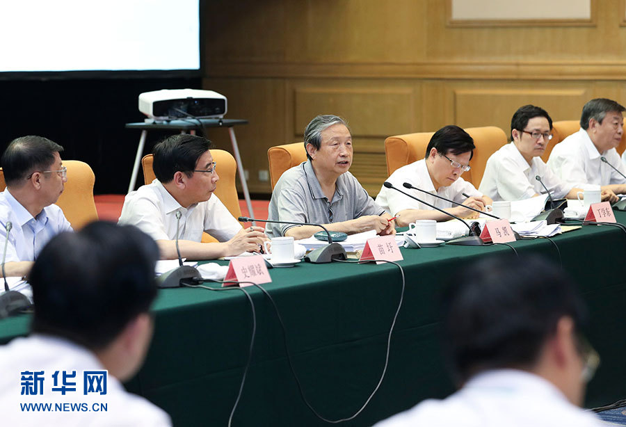 近日，中共中央政治局委員、國務(wù)院副總理馬凱在北京調(diào)研新能源汽車產(chǎn)業(yè)發(fā)展。這是7月4日，馬凱在北京深入新能源汽車充換電設(shè)施、充電服務(wù)平臺、分時租賃等單位調(diào)研，并主持召開推廣應(yīng)用座談會。新華社記者 龐興雷 攝