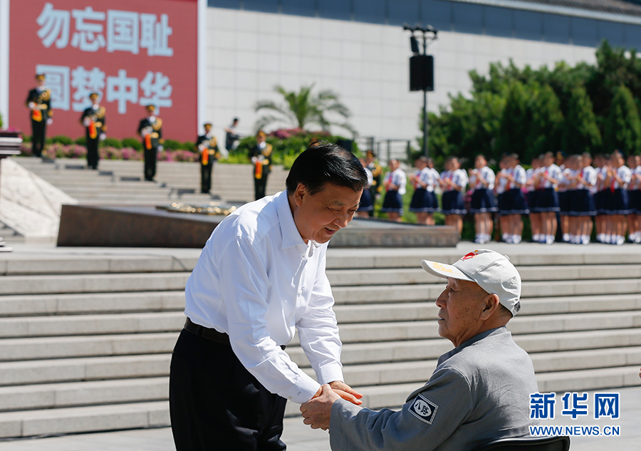 7月7日，紀(jì)念全民族抗戰(zhàn)爆發(fā)80周年儀式在中國(guó)人民抗日戰(zhàn)爭(zhēng)紀(jì)念館舉行。中共中央政治局常委、中央書記處書記劉云山出席儀式并講話。這是儀式開始前，劉云山與老八路代表握手。新華社記者崔新鈺攝