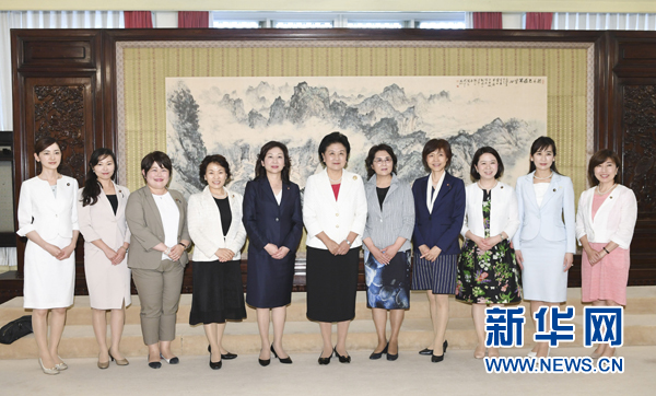　　7月12日，國務(wù)院副總理劉延?xùn)|在北京會見以日本自民黨前總務(wù)會長野田圣子為首的日本執(zhí)政黨女國會議員代表團(tuán)一行。 新華社記者 高潔 攝