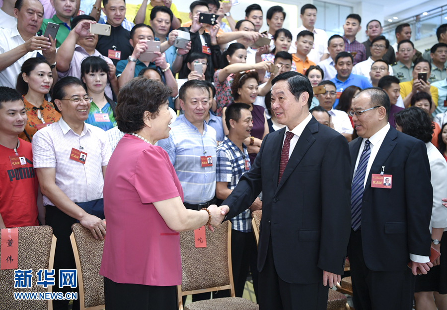 7月19日，中國曲藝家協(xié)會第八次全國代表大會在北京召開。中共中央政治局委員、中央書記處書記、中宣部部長劉奇葆出席開幕式并講話。這是開幕式前，劉奇葆接見與會代表。新華社記者 張領(lǐng) 攝