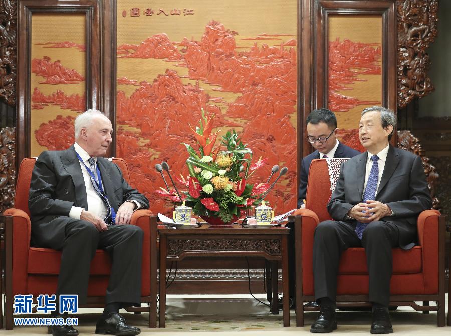 7月20日，國(guó)務(wù)院副總理馬凱在北京中南海紫光閣會(huì)見(jiàn)以澳大利亞前總理基廷為主席的國(guó)家開(kāi)發(fā)銀行國(guó)際顧問(wèn)委員會(huì)成員。 新華社記者丁林?jǐn)z