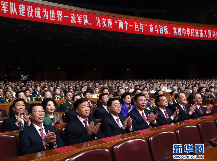 7月28日，慶祝中國人民解放軍建軍90周年文藝晚會(huì)《在黨的旗幟下》在北京人民大會(huì)堂舉行。中共中央總書記、國家主席、中央軍委主席習(xí)近平和李克強(qiáng)、張德江、俞正聲、劉云山、王岐山、張高麗等黨和國家領(lǐng)導(dǎo)人，與首都3000多名各界群眾一起觀看演出。新華社記者 馬占成 攝