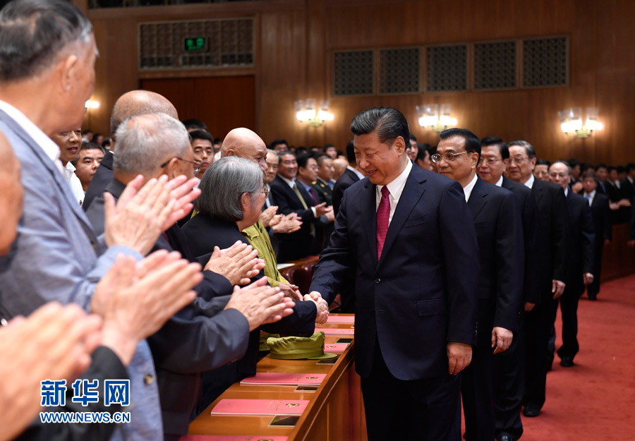 7月28日，慶祝中國人民解放軍建軍90周年文藝晚會(huì)《在黨的旗幟下》在北京人民大會(huì)堂舉行。中共中央總書記、國家主席、中央軍委主席習(xí)近平和李克強(qiáng)、張德江、俞正聲、劉云山、王岐山、張高麗等黨和國家領(lǐng)導(dǎo)人，與首都3000多名各界群眾一起觀看演出。演出開始前，習(xí)近平等與老戰(zhàn)士、老同志代表和“八一勛章”獲得者親切握手。新華社記者 李學(xué)仁 攝