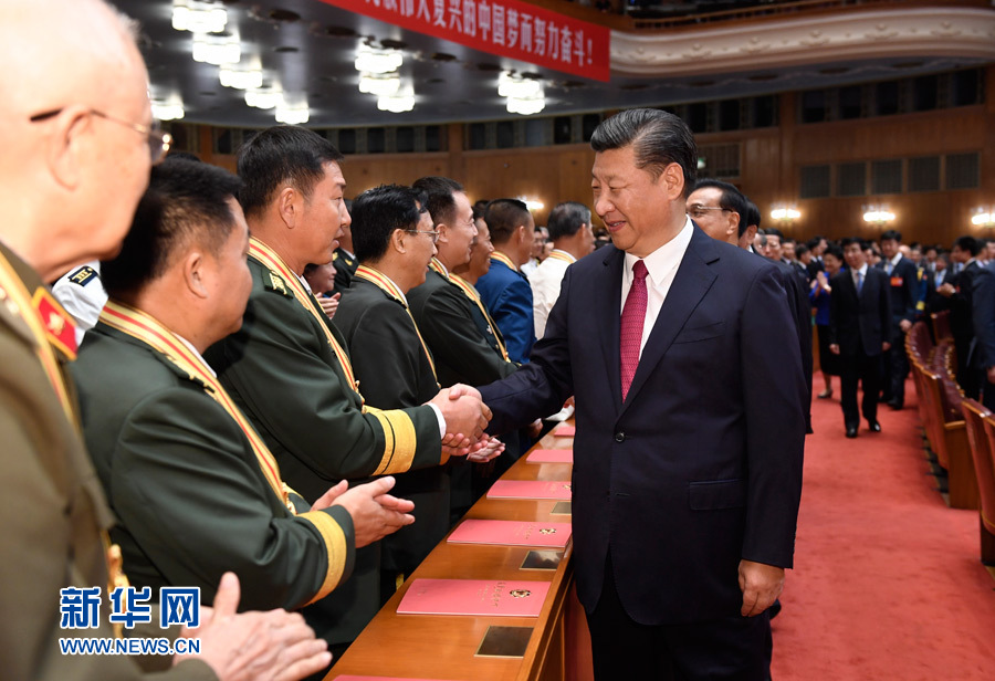 7月28日，慶祝中國人民解放軍建軍90周年文藝晚會(huì)《在黨的旗幟下》在北京人民大會(huì)堂舉行。中共中央總書記、國家主席、中央軍委主席習(xí)近平和李克強(qiáng)、張德江、俞正聲、劉云山、王岐山、張高麗等黨和國家領(lǐng)導(dǎo)人，與首都3000多名各界群眾一起觀看演出。演出開始前，習(xí)近平等與老戰(zhàn)士、老同志代表和“八一勛章”獲得者親切握手。新華社記者 李學(xué)仁 攝