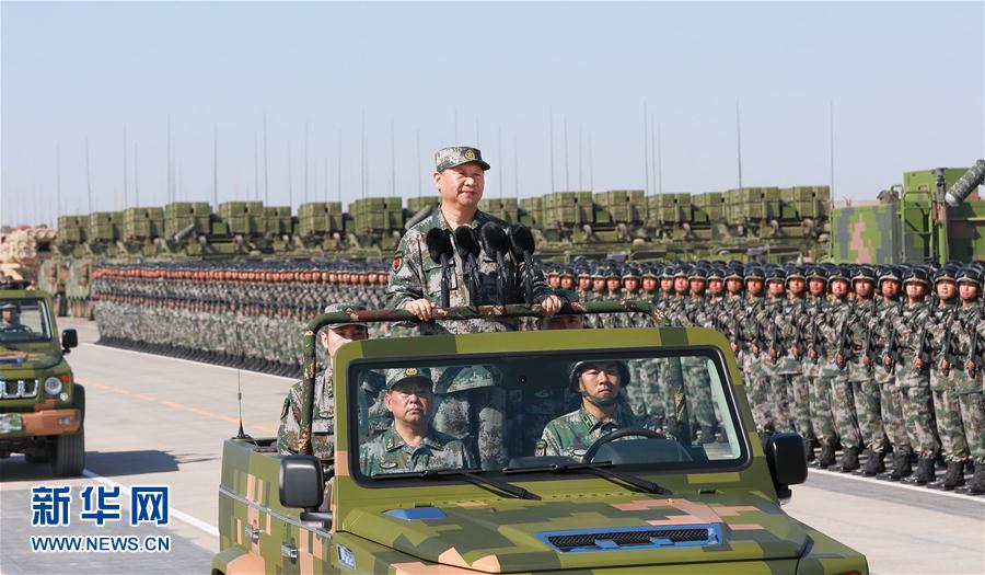 7月30日上午，慶祝中國人民解放軍建軍90周年閱兵在朱日和聯(lián)合訓(xùn)練基地隆重舉行。中共中央總書記、國家主席、中央軍委主席習(xí)近平檢閱部隊并發(fā)表重要講話。這是習(xí)近平乘車檢閱部隊。新華社記者 李剛 攝