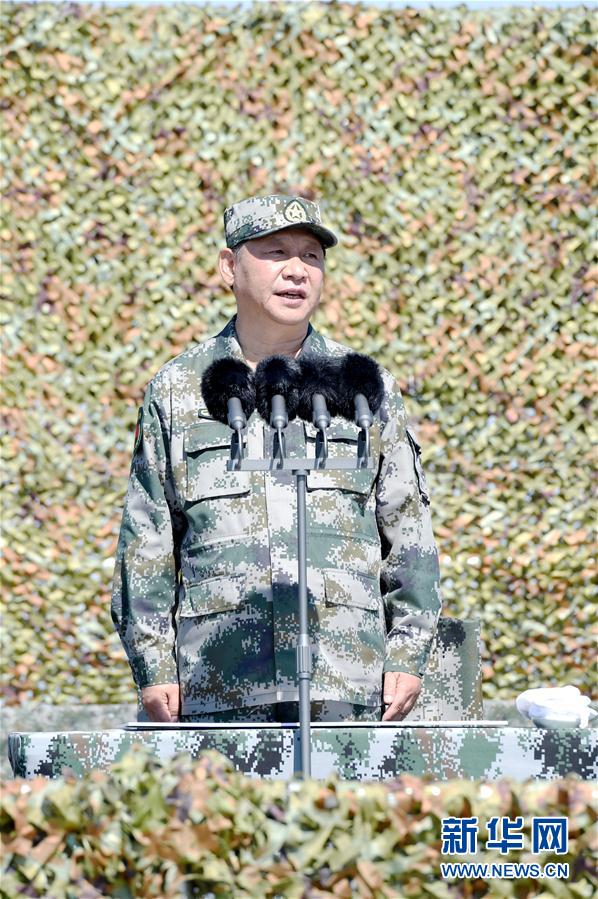 7月30日上午，慶祝中國人民解放軍建軍90周年閱兵在朱日和聯(lián)合訓(xùn)練基地隆重舉行。中共中央總書記、國家主席、中央軍委主席習(xí)近平檢閱部隊并發(fā)表重要講話。新華社記者 蘭紅光攝
