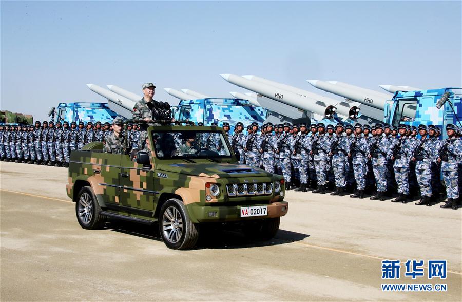7月30日上午，慶祝中國人民解放軍建軍90周年閱兵在朱日和聯(lián)合訓(xùn)練基地隆重舉行。中共中央總書記、國家主席、中央軍委主席習(xí)近平檢閱部隊并發(fā)表重要講話。這是習(xí)近平乘車檢閱部隊。新華社記者 李濤 攝