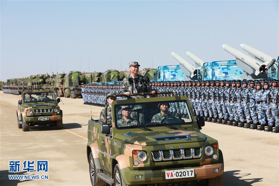 7月30日上午，慶祝中國人民解放軍建軍90周年閱兵在朱日和聯(lián)合訓(xùn)練基地隆重舉行。中共中央總書記、國家主席、中央軍委主席習(xí)近平檢閱部隊并發(fā)表重要講話。這是習(xí)近平乘車檢閱部隊。新華社記者 李剛 攝
