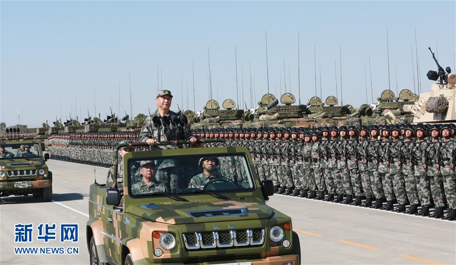 7月30日上午，慶祝中國人民解放軍建軍90周年閱兵在朱日和聯(lián)合訓(xùn)練基地隆重舉行。中共中央總書記、國家主席、中央軍委主席習(xí)近平檢閱部隊并發(fā)表重要講話。這是習(xí)近平乘車檢閱部隊。新華社記者 李剛 攝