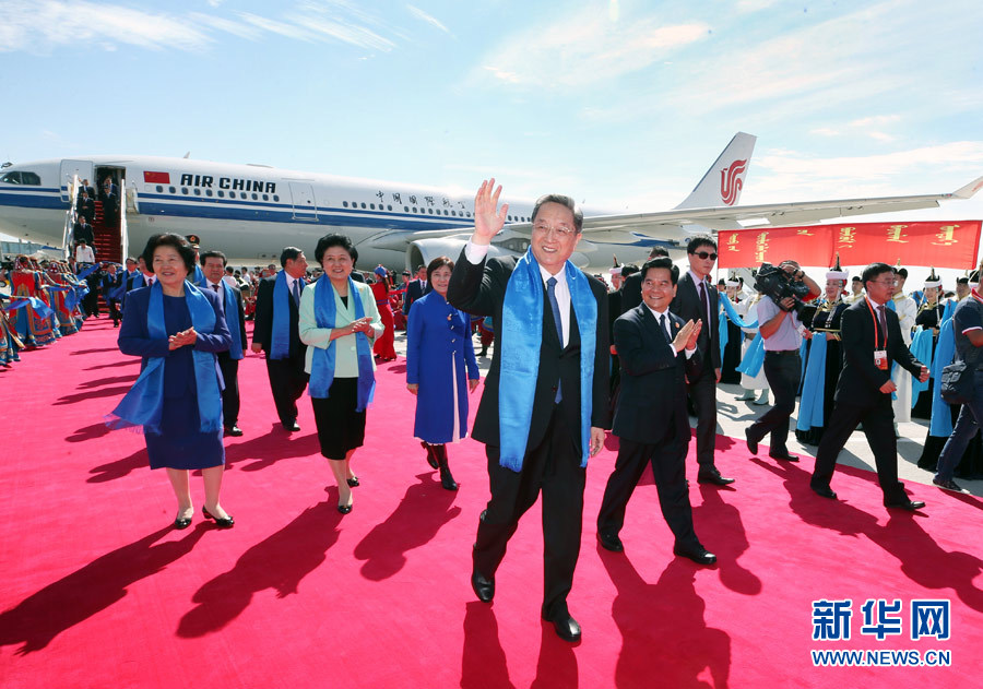 8月7日，以中共中央政治局常委、全國政協(xié)主席俞正聲為團長的中央代表團飛抵呼和浩特，出席內(nèi)蒙古自治區(qū)成立70周年慶?；顒?。中央代表團在機場受到內(nèi)蒙古各族群眾的熱烈歡迎。新華社記者 姚大偉 攝