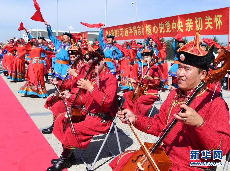 8月7日，以中共中央政治局常委、全國政協(xié)主席俞正聲為團長的中央代表團飛抵呼和浩特，出席內(nèi)蒙古自治區(qū)成立70周年慶?；顒?。中央代表團在機場受到內(nèi)蒙古各族群眾的熱烈歡迎。新華社記者 張領(lǐng) 攝