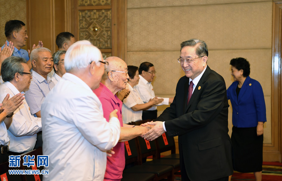 8月7日，中共中央政治局常委、全國(guó)政協(xié)主席、中央代表團(tuán)團(tuán)長(zhǎng)俞正聲在內(nèi)蒙古新城賓館會(huì)見(jiàn)內(nèi)蒙古自治區(qū)離退休老同志和各族各界群眾代表，并與他們合影留念。新華社記者 張領(lǐng) 攝