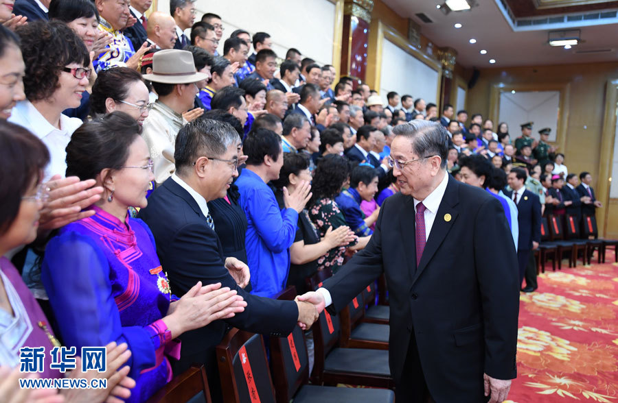 8月7日，中共中央政治局常委、全國(guó)政協(xié)主席、中央代表團(tuán)團(tuán)長(zhǎng)俞正聲在內(nèi)蒙古新城賓館會(huì)見(jiàn)內(nèi)蒙古自治區(qū)離退休老同志和各族各界群眾代表，并與他們合影留念。新華社記者 張領(lǐng) 攝