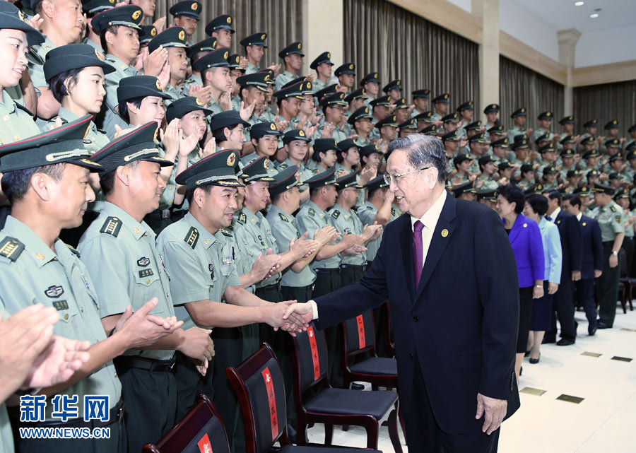 8月7日，中共中央政治局常委、全國(guó)政協(xié)主席、中央代表團(tuán)團(tuán)長(zhǎng)俞正聲率代表團(tuán)部分成員分別赴內(nèi)蒙古軍區(qū)、武警內(nèi)蒙古總隊(duì)、武警內(nèi)蒙古森林總隊(duì)慰問(wèn)，并會(huì)見(jiàn)自治區(qū)政法干警代表。這是俞正聲會(huì)見(jiàn)內(nèi)蒙古軍區(qū)指戰(zhàn)員。新華社記者 張領(lǐng) 攝