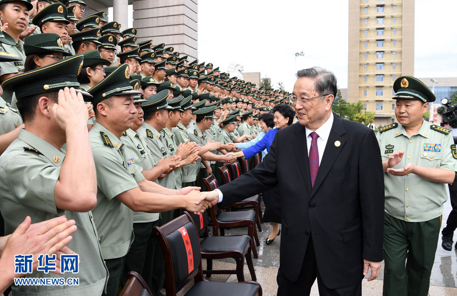 8月7日，中共中央政治局常委、全國(guó)政協(xié)主席、中央代表團(tuán)團(tuán)長(zhǎng)俞正聲率代表團(tuán)部分成員分別赴內(nèi)蒙古軍區(qū)、武警內(nèi)蒙古總隊(duì)、武警內(nèi)蒙古森林總隊(duì)慰問(wèn)，并會(huì)見(jiàn)自治區(qū)政法干警代表。這是俞正聲會(huì)見(jiàn)武警內(nèi)蒙古總隊(duì)官兵。新華社記者 張領(lǐng) 攝