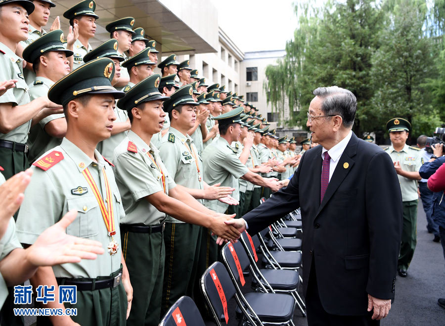 8月7日，中共中央政治局常委、全國(guó)政協(xié)主席、中央代表團(tuán)團(tuán)長(zhǎng)俞正聲率代表團(tuán)部分成員分別赴內(nèi)蒙古軍區(qū)、武警內(nèi)蒙古總隊(duì)、武警內(nèi)蒙古森林總隊(duì)慰問(wèn)，并會(huì)見(jiàn)自治區(qū)政法干警代表。這是俞正聲會(huì)見(jiàn)武警內(nèi)蒙古森林總隊(duì)官兵。新華社記者 張領(lǐng) 攝