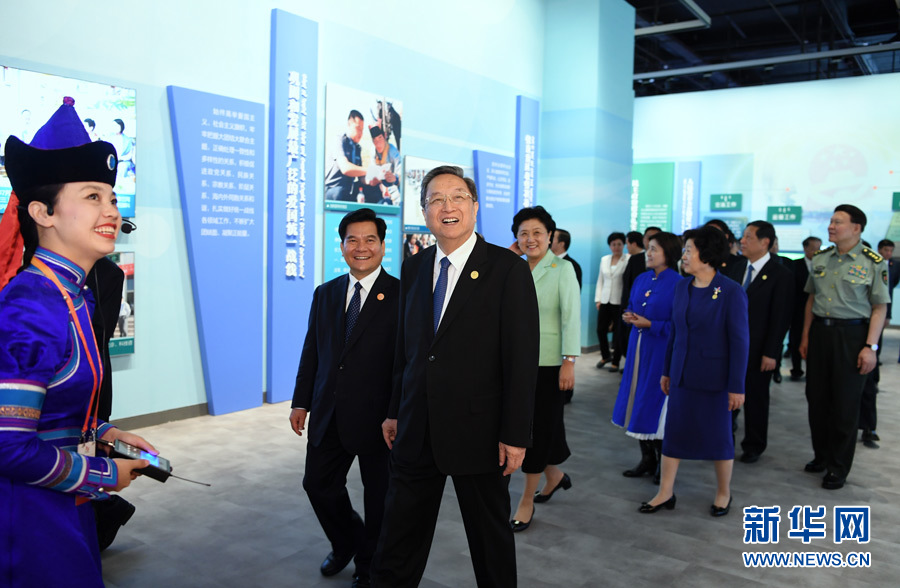 8月7日，中共中央政治局常委、全國政協(xié)主席、中央代表團(tuán)團(tuán)長俞正聲率代表團(tuán)全體成員來到內(nèi)蒙古展覽館，參觀《守望相助團(tuán)結(jié)奮斗——慶祝內(nèi)蒙古自治區(qū)成立70周年展覽》。 新華社記者 張領(lǐng) 攝