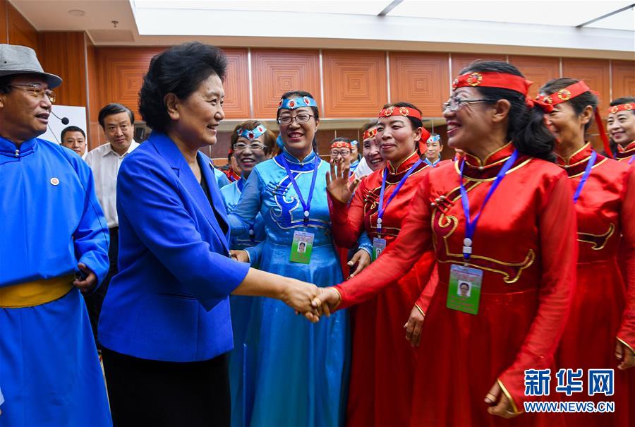 8月9日，中共中央政治局委員、國(guó)務(wù)院副總理、中央代表團(tuán)副團(tuán)長(zhǎng)劉延?xùn)|率中央代表團(tuán)二分團(tuán)到赤峰看望慰問(wèn)各族干部群眾。這是劉延?xùn)|在赤峰市群眾藝術(shù)館和群眾親切交談。新華社記者 連振 攝