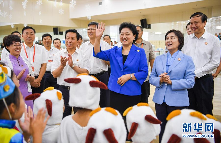 8月9日，中共中央政治局委員、國(guó)務(wù)院副總理、中央代表團(tuán)副團(tuán)長(zhǎng)劉延?xùn)|率中央代表團(tuán)二分團(tuán)到赤峰看望慰問(wèn)各族干部群眾。這是劉延?xùn)|在赤峰市青少年宮與青少年熱烈互動(dòng)。新華社記者 連振 攝