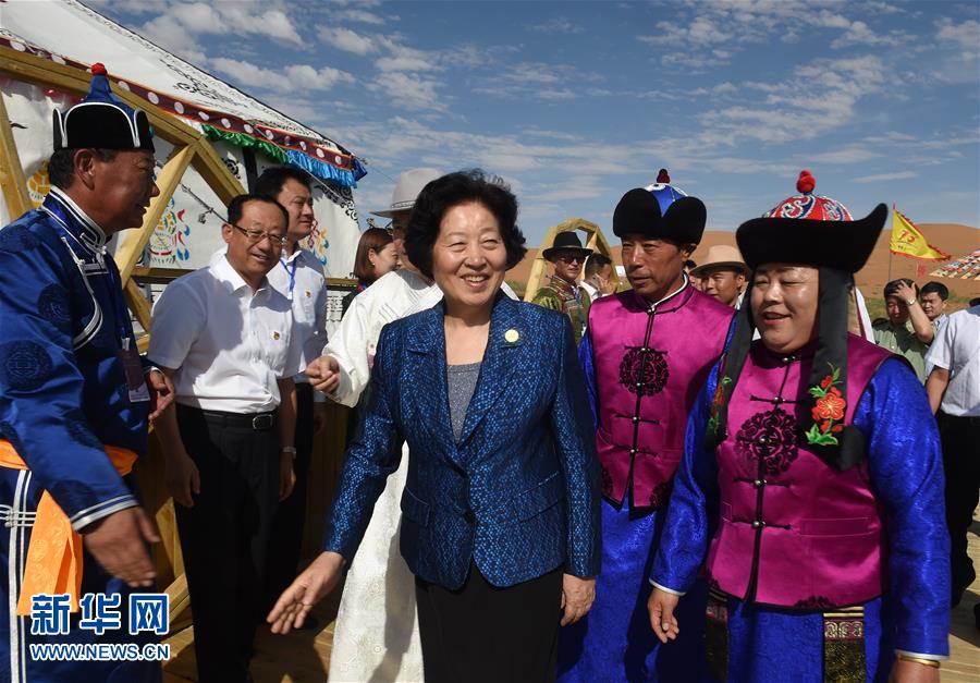 8月10日，中共中央政治局委員、中央統(tǒng)戰(zhàn)部部長(zhǎng)、中央代表團(tuán)副團(tuán)長(zhǎng)孫春蘭率中央代表團(tuán)三分團(tuán)繼續(xù)在內(nèi)蒙古自治區(qū)阿拉善盟看望慰問，把以習(xí)近平同志為核心的黨中央的親切關(guān)懷和全國(guó)各族人民的美好祝福帶給阿拉善各族各界干部群眾。這是孫春蘭在牧民張輝生（右二）家了解生產(chǎn)生活情況。新華社記者 任軍川 攝