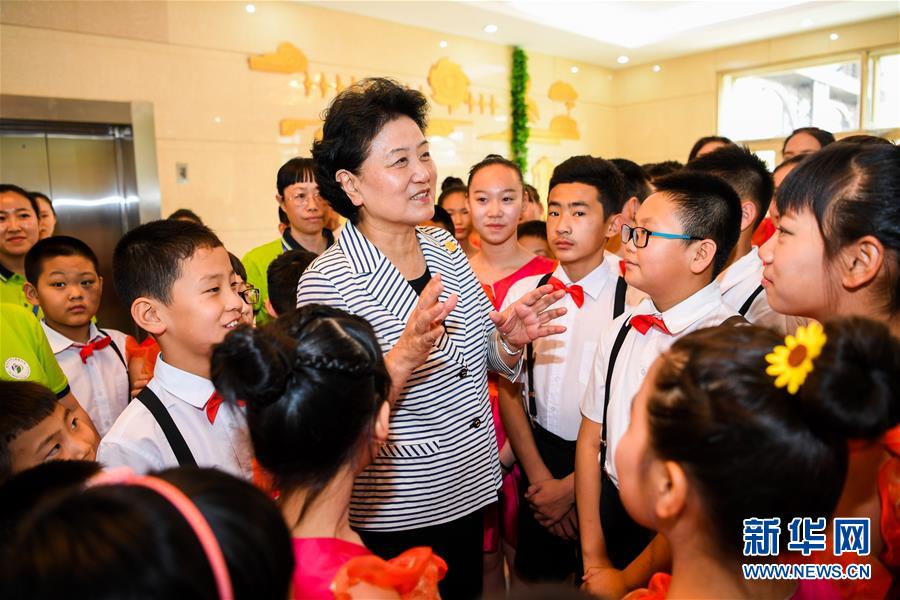 8月10日，中共中央政治局委員、國務(wù)院副總理、中央代表團(tuán)副團(tuán)長劉延?xùn)|率中央代表團(tuán)二分團(tuán)來到呼倫貝爾，把以習(xí)近平同志為核心的黨中央的親切關(guān)懷和全國人民的美好祝福帶給當(dāng)?shù)馗髯甯刹咳罕姟＿@是劉延?xùn)|在呼倫貝爾市兒童福利院與孩子們在一起。新華社記者 連振 攝