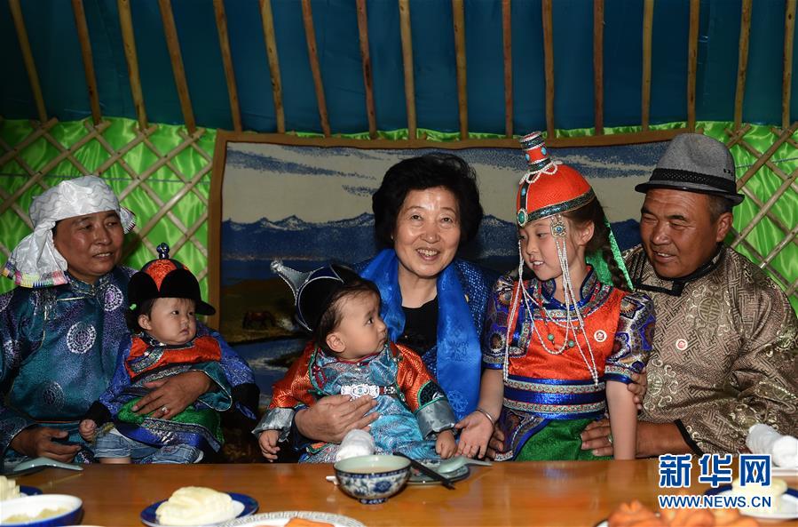 8月11日，帶著以習(xí)近平同志為核心的黨中央的親切關(guān)懷和全國(guó)各族人民的美好祝福，中共中央政治局委員、中央統(tǒng)戰(zhàn)部部長(zhǎng)、中央代表團(tuán)副團(tuán)長(zhǎng)孫春蘭率中央代表團(tuán)三分團(tuán)在錫林郭勒盟看望各族干部群眾，共同慶祝內(nèi)蒙古自治區(qū)成立70周年。這是孫春蘭在錫林浩特市寶力根蘇木牧民巴·巴特爾（右一）家中看望。新華社記者 任軍川 攝