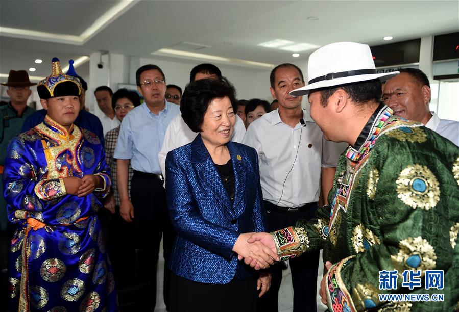 8月11日，帶著以習(xí)近平同志為核心的黨中央的親切關(guān)懷和全國(guó)各族人民的美好祝福，中共中央政治局委員、中央統(tǒng)戰(zhàn)部部長(zhǎng)、中央代表團(tuán)副團(tuán)長(zhǎng)孫春蘭率中央代表團(tuán)三分團(tuán)在錫林郭勒盟看望各族干部群眾，共同慶祝內(nèi)蒙古自治區(qū)成立70周年。這是孫春蘭在非公企業(yè)大莊園生態(tài)牛羊肉產(chǎn)業(yè)示范園同前來售羊的牧民親切交談。新華社記者 任軍川 攝