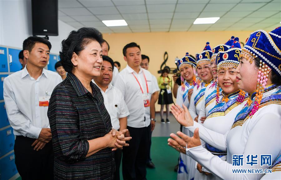 8月11日，中共中央政治局委員、國務(wù)院副總理、中央代表團(tuán)副團(tuán)長劉延?xùn)|率中央代表團(tuán)二分團(tuán)，看望慰問烏蘭察布各族干部群眾，轉(zhuǎn)達(dá)以習(xí)近平同志為核心的黨中央的親切關(guān)懷和全國人民的美好祝愿。這是劉延?xùn)|在考察察哈爾社區(qū)時與居民們親切交談。新華社記者 連振 攝