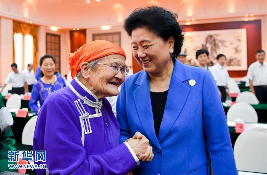 8月11日，中共中央政治局委員、國務(wù)院副總理、中央代表團(tuán)副團(tuán)長劉延?xùn)|率中央代表團(tuán)二分團(tuán)，看望慰問烏蘭察布各族干部群眾，轉(zhuǎn)達(dá)以習(xí)近平同志為核心的黨中央的親切關(guān)懷和全國人民的美好祝愿。這是劉延?xùn)|在出席烏蘭察布市慶祝內(nèi)蒙古自治區(qū)成立70周年座談會后，與“草原母親”都貴瑪親切交談。新華社記者 連振 攝