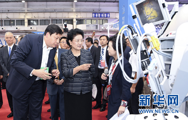 8月23日，2017世界機器人大會開幕式在北京舉行，中共中央政治局委員、國務(wù)院副總理劉延?xùn)|出席并講話。這是開幕式后，劉延?xùn)|參觀機器人應(yīng)用展覽。新華社記者 張領(lǐng) 攝