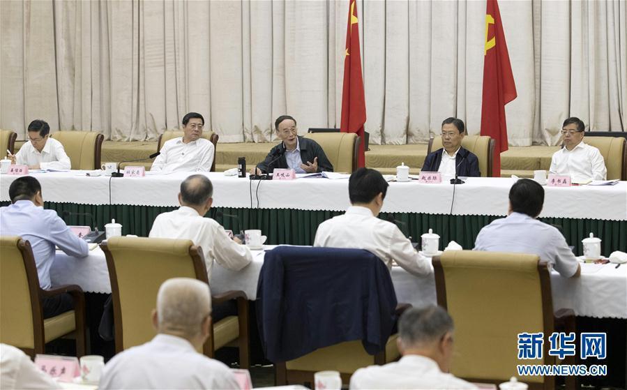 9月3日至5日，中共中央政治局常委、中央紀(jì)委書(shū)記、中央巡視工作領(lǐng)導(dǎo)小組組長(zhǎng)王岐山在湖南省調(diào)研并主持召開(kāi)巡察工作座談會(huì)。這是9月4日，王岐山在長(zhǎng)沙主持召開(kāi)巡察工作座談會(huì)。新華社記者 王曄 攝
