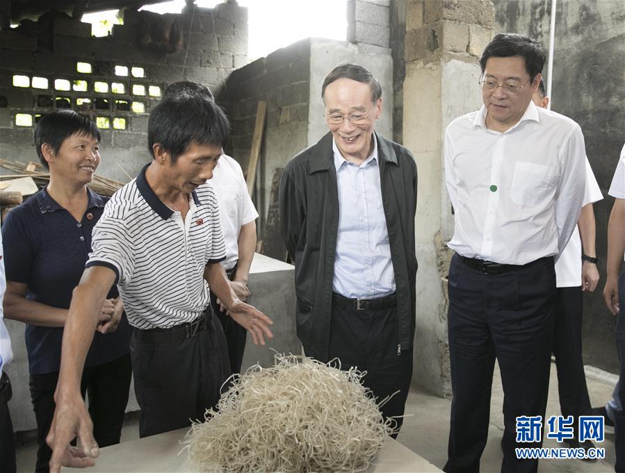 9月3日至5日，中共中央政治局常委、中央紀(jì)委書(shū)記、中央巡視工作領(lǐng)導(dǎo)小組組長(zhǎng)王岐山在湖南省調(diào)研并主持召開(kāi)巡察工作座談會(huì)。這是9月4日，王岐山在瀏陽(yáng)市官橋鎮(zhèn)石灰嘴村貧困戶家中了解脫貧情況。新華社記者 王曄 攝

