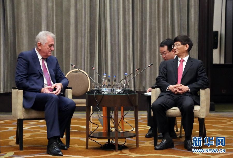 9月11日，在塞爾維亞首都貝爾格萊德，習(xí)近平主席特使、中共中央政治局委員、中央政法委書記孟建柱（右）會見塞爾維亞前總統(tǒng)尼科利奇（左）。新華社記者王慧娟攝