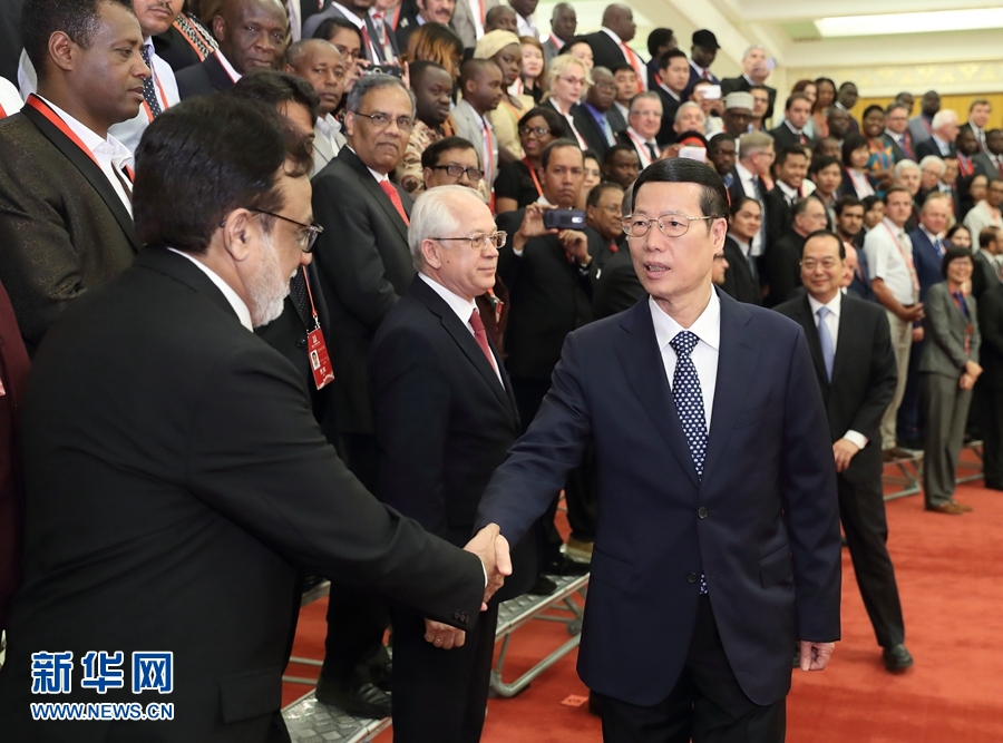 9月21日，中共中央政治局常委、國務(wù)院副總理張高麗在北京人民大會堂會見來華參加2017“一帶一路”媒體合作論壇的外方代表并回答大家關(guān)心的問題。新華社記者王曄攝 