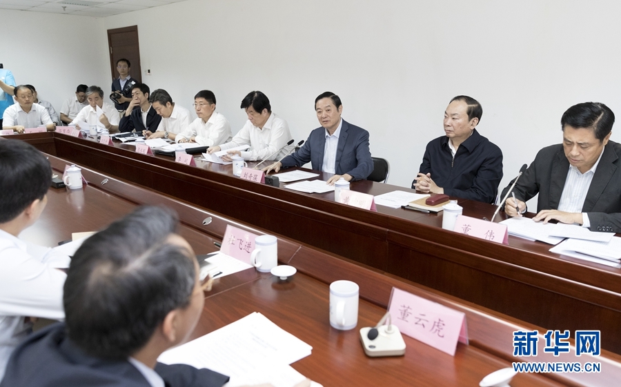 9月22日，中共中央政治局委員、中央書記處書記、中宣部部長劉奇葆在北京調(diào)研京劇像音像工程情況。這是劉奇葆與有關(guān)方面負(fù)責(zé)同志座談交流。新華社記者 丁海濤 攝