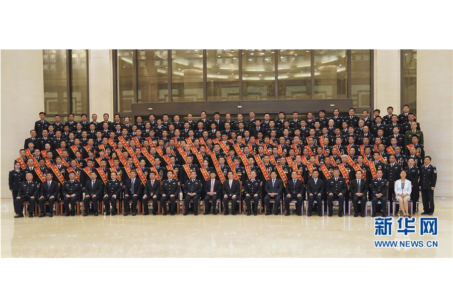 9月22日，“熱血鑄劍·丹心衛(wèi)民”全國公安百佳刑警推選活動揭曉儀式在北京舉行。中共中央政治局委員、中央政法委書記孟建柱會見當選民警并觀看揭曉儀式。國務委員、公安部部長郭聲琨參加會見并觀看揭曉儀式。新華社記者 殷剛 攝