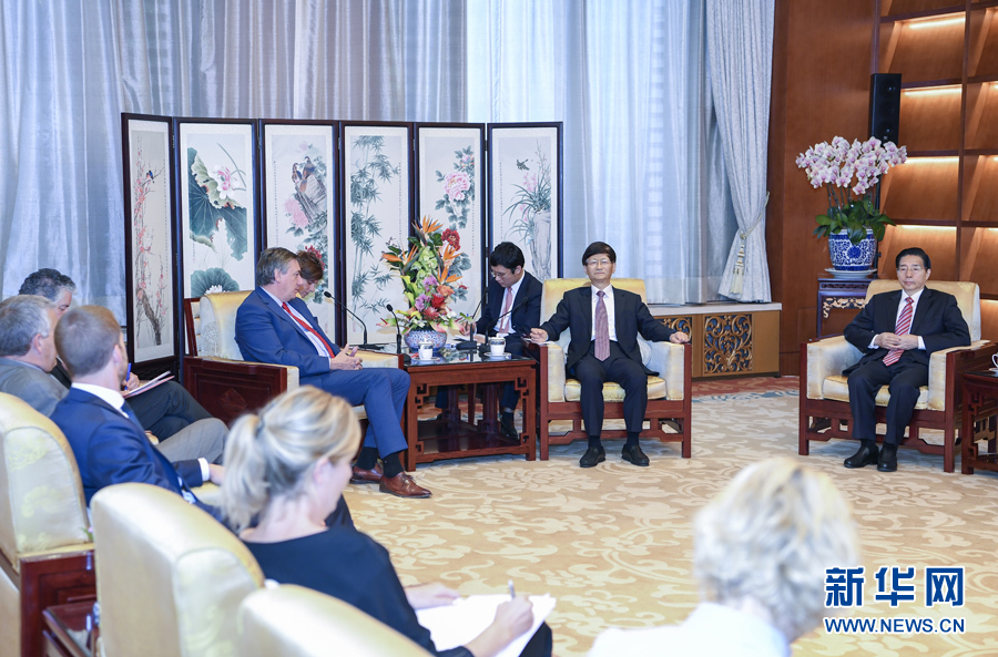 9月26日，中共中央政治局委員、中央政法委書記孟建柱在北京會見來華出席國際刑警組織第86屆全體大會的比利時副首相兼內(nèi)政大臣讓邦。國務(wù)委員、公安部部長郭聲琨參加有關(guān)會見。新華社記者 張領(lǐng) 攝