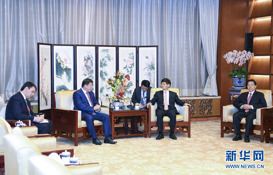 9月26日，中共中央政治局委員、中央政法委書記孟建柱在北京會見來華出席國際刑警組織第86屆全體大會的塔吉克斯坦內(nèi)務(wù)部長拉希姆佐達(dá)。國務(wù)委員、公安部部長郭聲琨參加有關(guān)會見。新華社記者 張領(lǐng) 攝