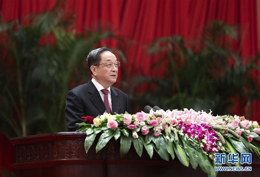 9月28日，全國(guó)政協(xié)辦公廳、中共中央統(tǒng)戰(zhàn)部、國(guó)務(wù)院僑辦、國(guó)務(wù)院港澳辦、國(guó)務(wù)院臺(tái)辦在北京人民大會(huì)堂聯(lián)合舉行國(guó)慶招待會(huì)。中共中央政治局常委、全國(guó)政協(xié)主席俞正聲與2800多名港澳臺(tái)僑各界代表歡聚一堂，慶祝中華人民共和國(guó)成立68周年。這是俞正聲在招待會(huì)上致辭。新華社記者 龐興雷 攝
