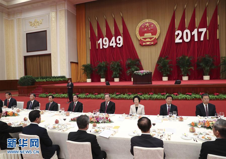 9月28日，全國(guó)政協(xié)辦公廳、中共中央統(tǒng)戰(zhàn)部、國(guó)務(wù)院僑辦、國(guó)務(wù)院港澳辦、國(guó)務(wù)院臺(tái)辦在北京人民大會(huì)堂聯(lián)合舉行國(guó)慶招待會(huì)。中共中央政治局常委、全國(guó)政協(xié)主席俞正聲與2800多名港澳臺(tái)僑各界代表歡聚一堂，慶祝中華人民共和國(guó)成立68周年。這是俞正聲在招待會(huì)上致辭。新華社記者 龐興雷 攝