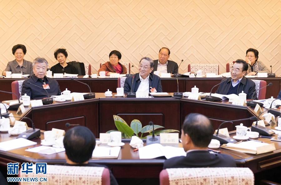 10月30日，政協(xié)第十二屆全國委員會常務(wù)委員會第二十三次會議舉行分組討論，與會人員圍繞深入學(xué)習(xí)貫徹中共十九大精神認(rèn)真討論，積極建言獻(xiàn)策。全國政協(xié)主席俞正聲參加討論。新華社記者 丁海濤 攝