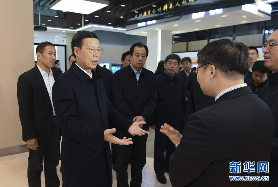 11月14日至15日，國務院副總理張高麗在黑龍江調(diào)研。這是11月14日，張高麗到黑龍江工業(yè)技術(shù)研究院成果展示中心，了解產(chǎn)學研結(jié)合推動創(chuàng)新發(fā)展情況。 新華社記者 高潔 攝