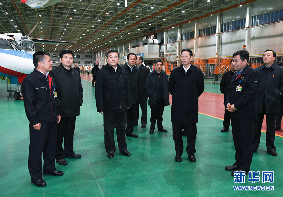 11月14日至15日，國務院副總理張高麗在黑龍江調(diào)研。這是11月14日，張高麗到哈爾濱飛機工業(yè)集團有限責任公司了解國有老企業(yè)轉(zhuǎn)型升級情況。 新華社記者 高潔 攝
