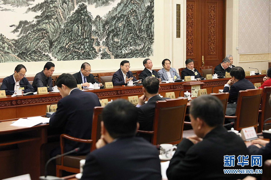 12月23日，十二屆全國(guó)人大常委會(huì)第三十一次會(huì)議舉行分組會(huì)議，審議監(jiān)察法草案二次審議稿等。張德江委員長(zhǎng)參加審議。 新華社記者劉衛(wèi)兵攝