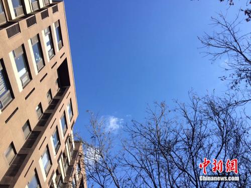 2017年12月7日，北京空氣質(zhì)量較好，圖為北京豐臺(tái)區(qū)某小區(qū)拍到的藍(lán)天。<a target='_blank'  >中新網(wǎng)</a> 邱宇 攝