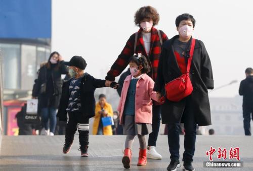 2016年12月19日，北京被霧霾籠罩，民眾戴防霧霾口罩出行。 <a target='_blank' >中新社</a>記者 杜洋 攝