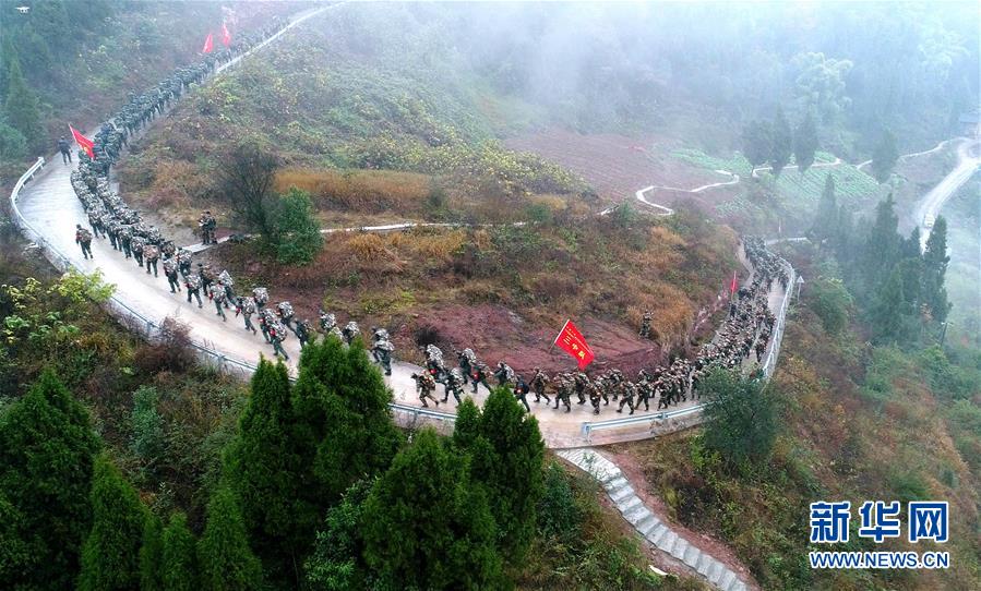 （新華全媒頭條·圖文互動）（13）備戰(zhàn)踏上新起點，練兵展現(xiàn)新氣象——2018中國軍隊新年開訓(xùn)全景大掃描