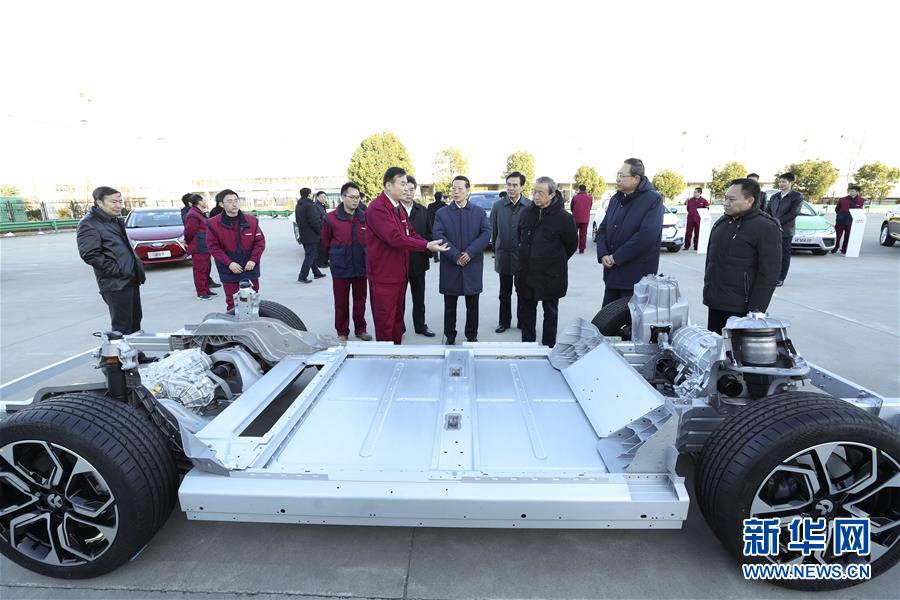 1月9日至10日，國務院副總理張高麗在安徽調(diào)研推動長江經(jīng)濟帶發(fā)展工作。這是1月9日，張高麗在江淮汽車股份有限公司了解企業(yè)生產(chǎn)經(jīng)營和參與國際產(chǎn)能合作情況。新華社記者 龐興雷 攝