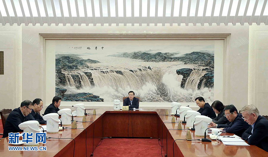 1月16日，中共十二屆全國人大常委會(huì)黨組在北京召開會(huì)議，認(rèn)真學(xué)習(xí)領(lǐng)會(huì)習(xí)近平總書記在十九屆中央紀(jì)委二次全會(huì)上的重要講話和全會(huì)精神，研究部署貫徹落實(shí)工作。全國人大常委會(huì)委員長、常委會(huì)黨組書記張德江主持會(huì)議并講話。新華社記者 劉衛(wèi)兵 攝